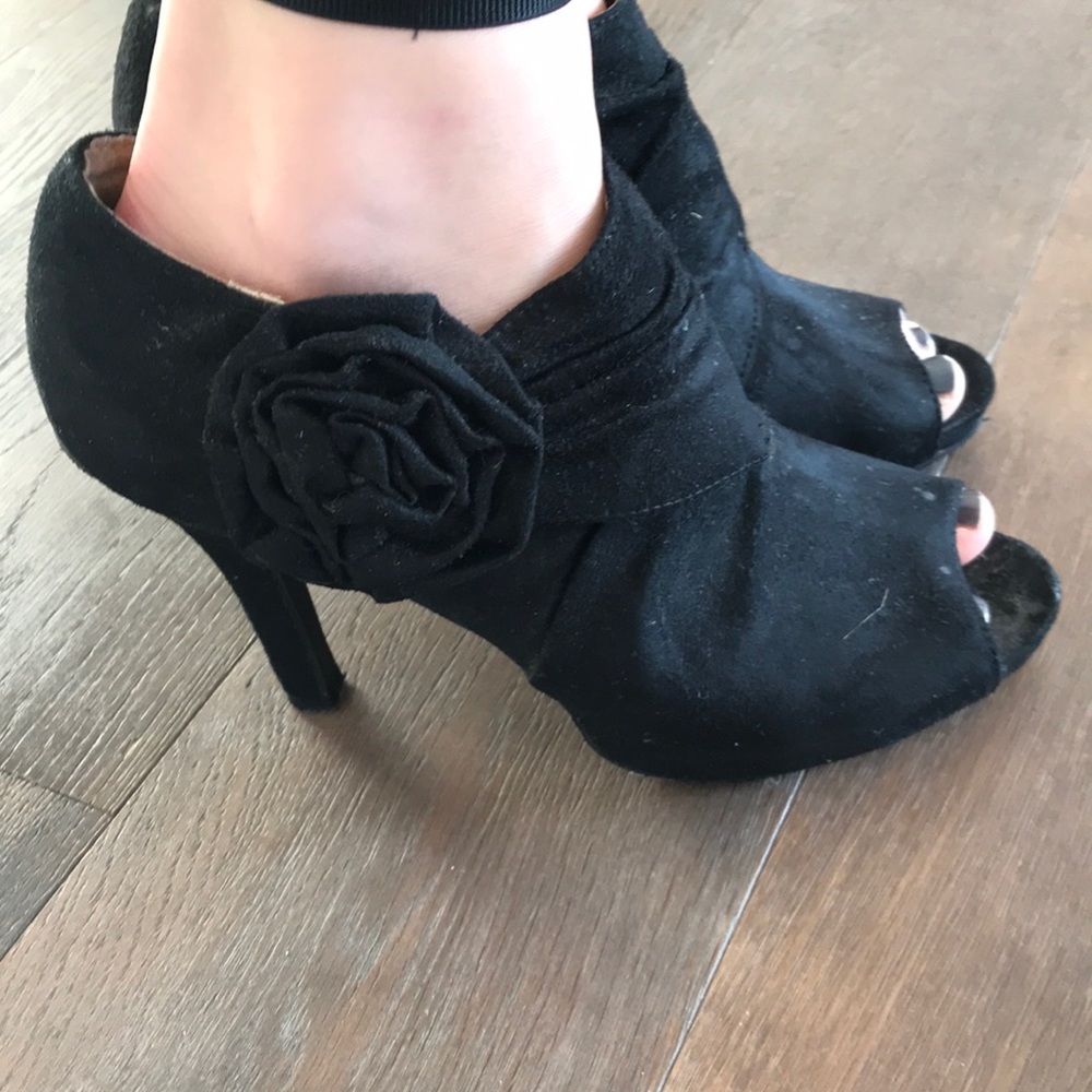 black heels - Picture 3 of 5